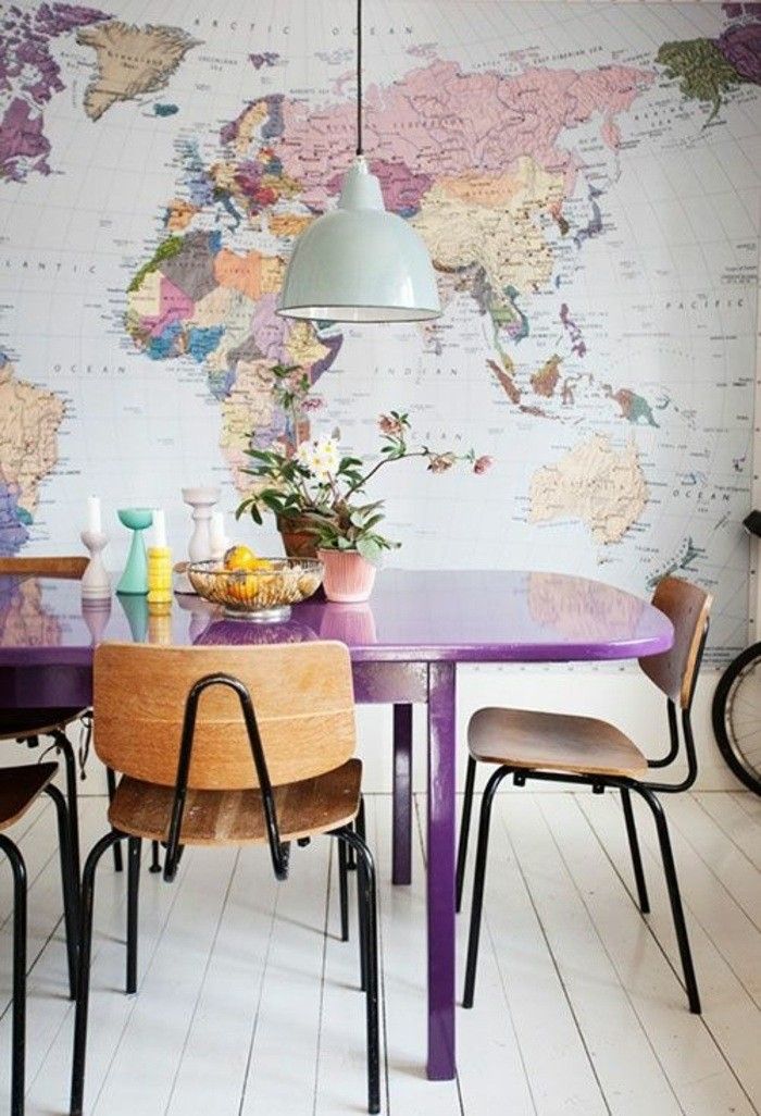 kreatívne-wohnideen-kontinenty-fialové obrusy, stoličky-wandddeko-tapety-kvety-sviečky
