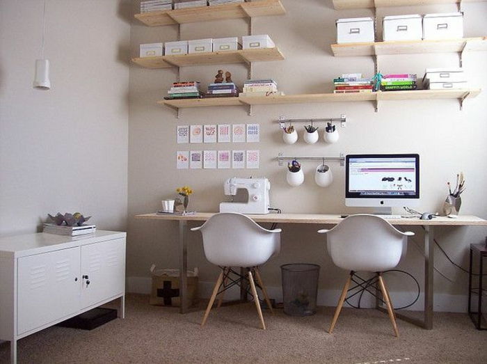 kūrybinė-wohnideen-už-office-puikus-rašomasis stalas, dvi kėdės, patraukli Sienų apdaila