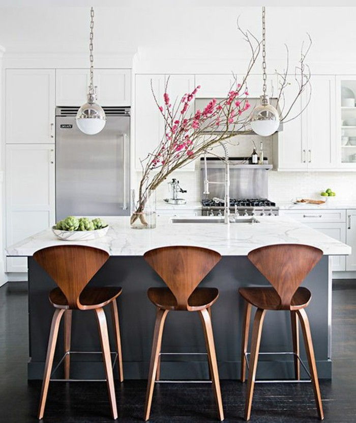 kreativ-wohnideen-tre-stoler-Lampe kjøkken øy-kjøleskap-vask-glass vase Blomster