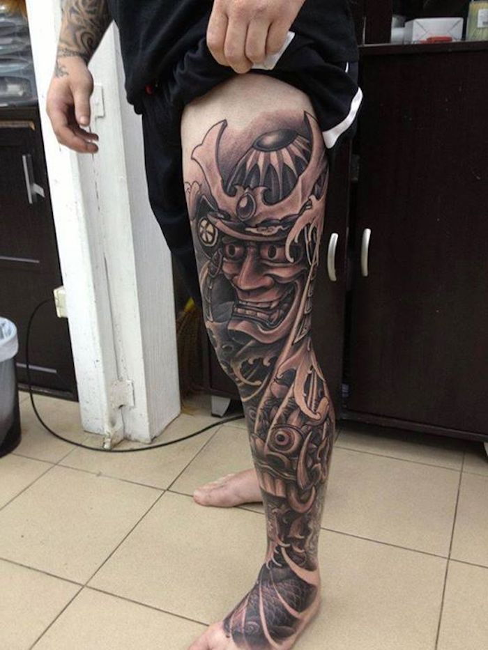 guerriero giapponese, gamba, beintattoo, tatuaggio giapponese in nero e grigio
