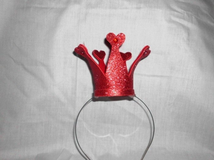 Crown-karnavalas-in-raudona-spalva