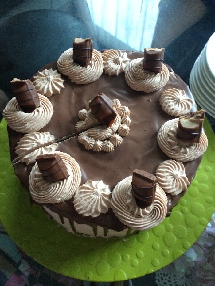 Vaikų šokoladinis pyragas paruoštas pjaustyti ir atrodyti saldus
