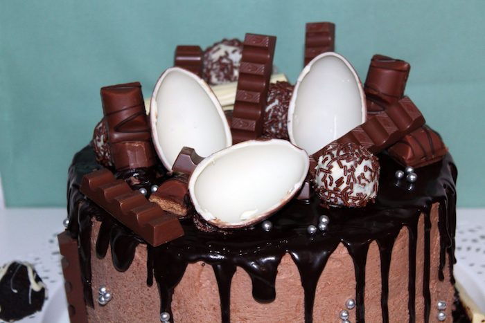 Saldžiųjų pyragas su įvairiais vaikų šokolado ir šokolado glaistu