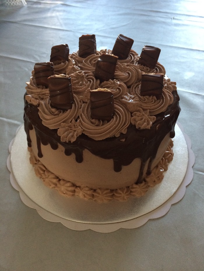 Saldainių pyragas su šokolado glaistu ir vaikų barų gabalėliais kaip apdaila