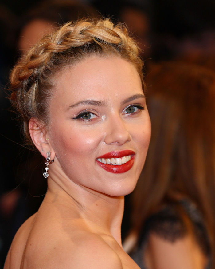 prachtige korte haarstijlen van Scarlett Johansson, prachtige oorbellen, rode lippenstift