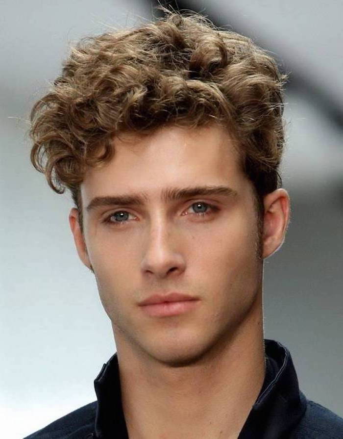 en ung mann med blondt, villt hår og blå øyne - Kurzhaarfrisuren Naturlocken
