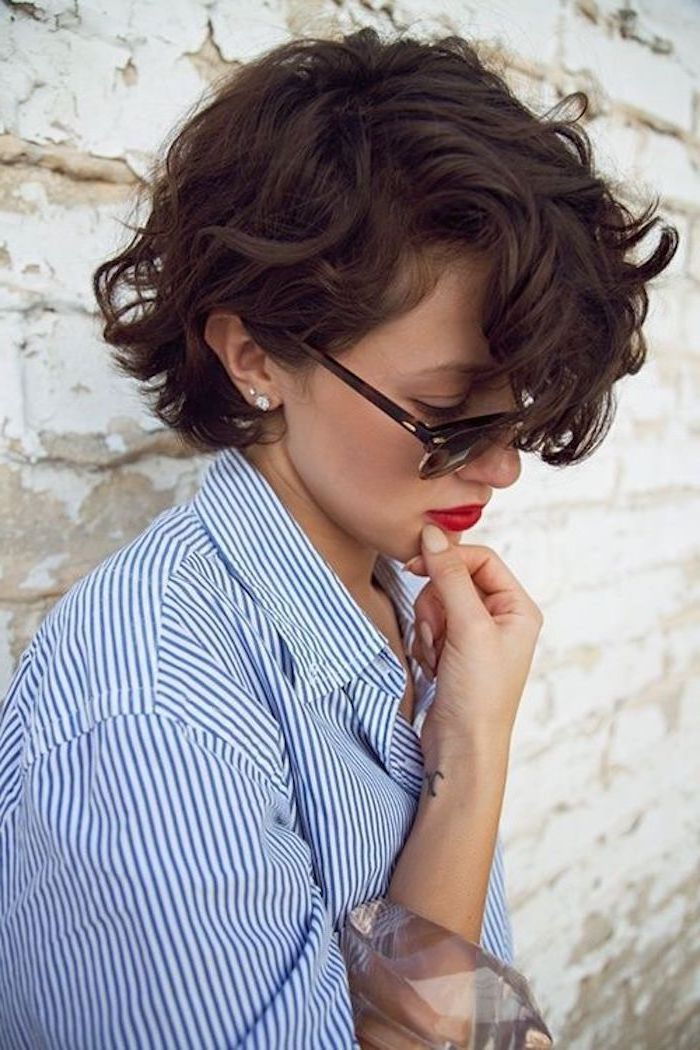Korte frisyrer med krøllete hår og jente med solbriller, stripet bluse