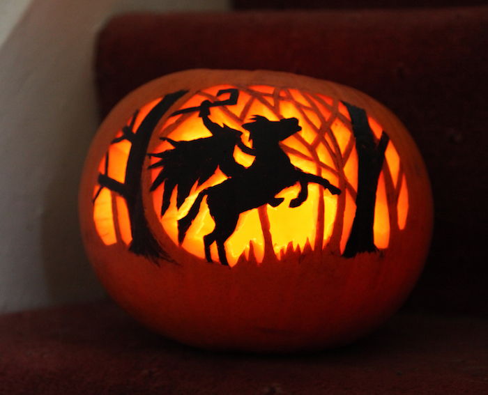 Immagini di Halloween di una zucca con il cavaliere senza testa dipinta di nero