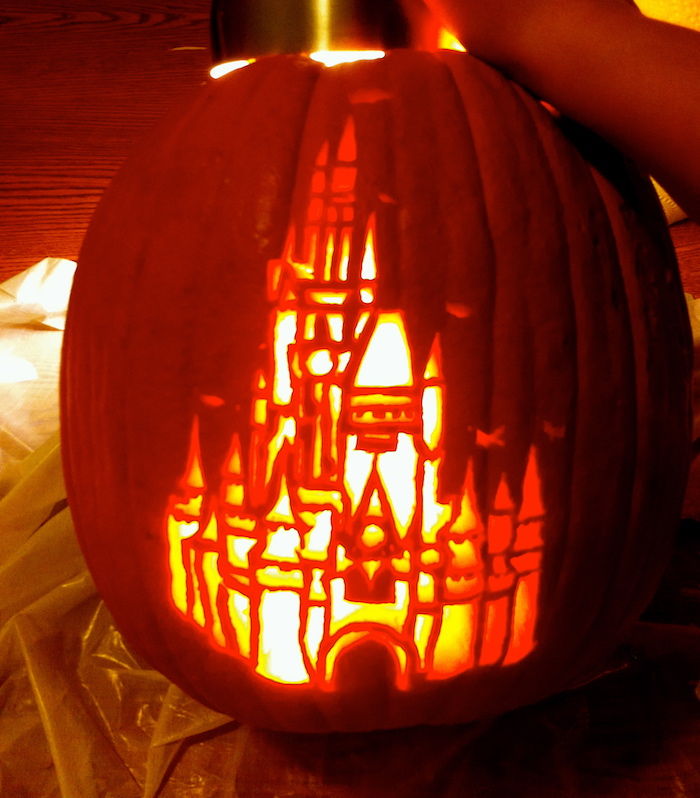 Il castello di Disney in tutta la bellezza scolpito nella zucca - immagini di Halloween