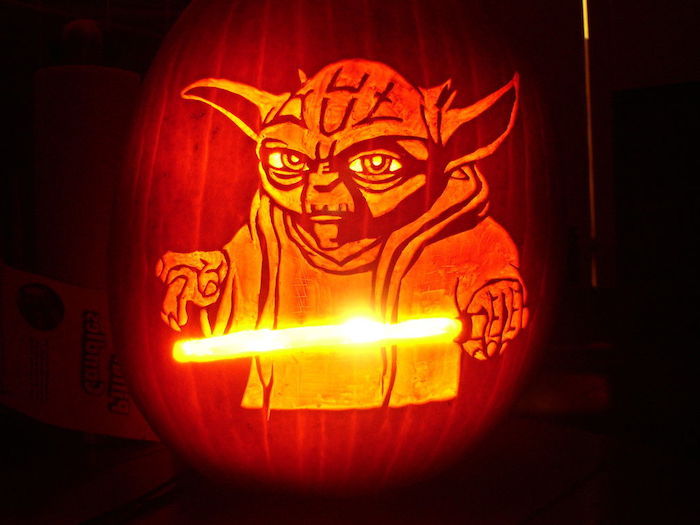 Zucca di Halloween con Maestro Yoda di Stars Wars e sua spada laser