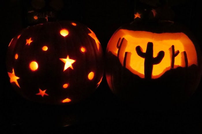 due zucche di Halloween con interessanti ornamenti di stelle e cactus