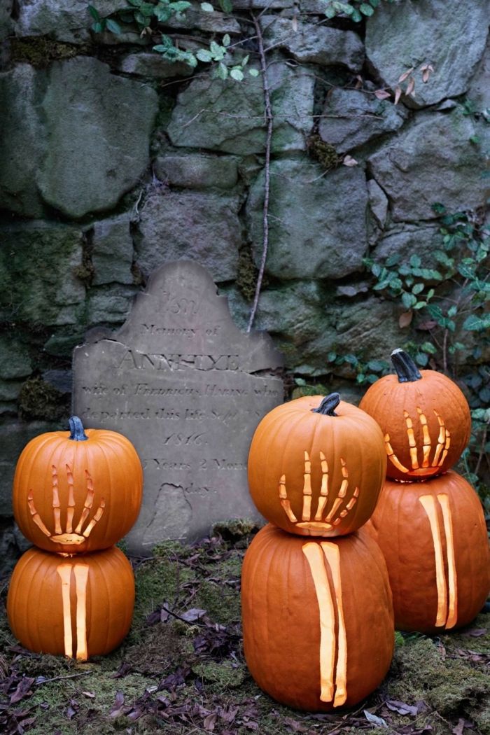 Abóboras assustadoras no cemitério, escavar e esculpir, fazer decoração de Halloween você mesmo