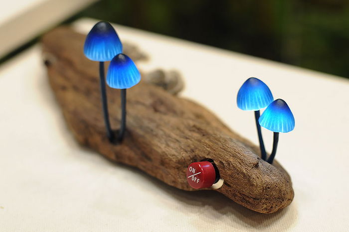 unieke bedlamp, blauwe champignons op hout, ideeën om te inspireren