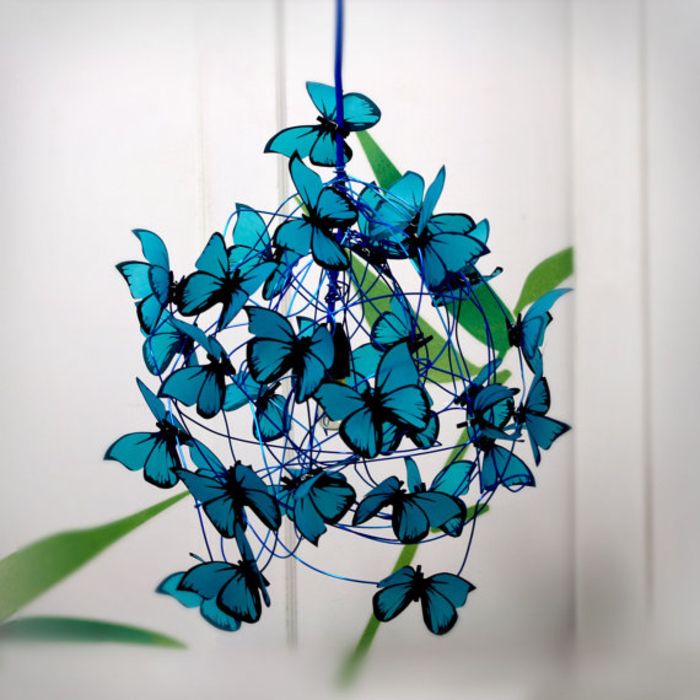 Speelse kroonluchter maak jezelf, lampenkap met blauwe vlinders, DIY voor volwassenen