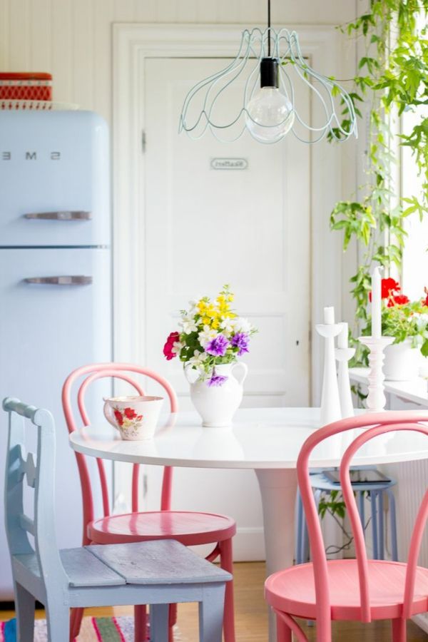 landsted møbler-vintage møbler-vintage-spisestue-tipp-etablering ideer-rosa-stoler