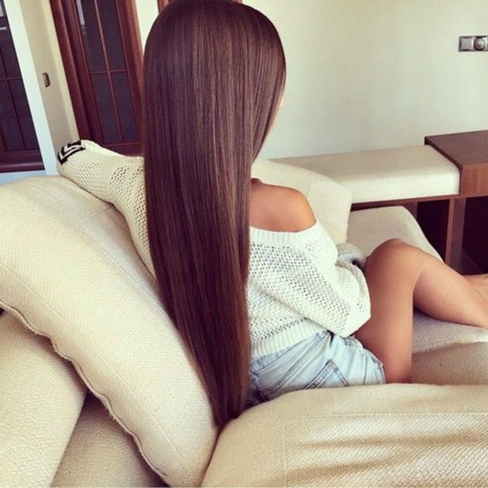 ilgai sklandžiai plaukų labai-graži-moteris-su-ilgai plaukai