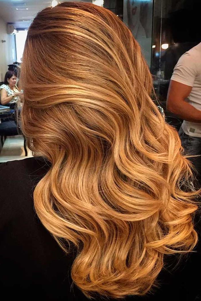 dolgih laslih las v karamelni blondi z rdečimi prameni, trendovskimi barvami za lase