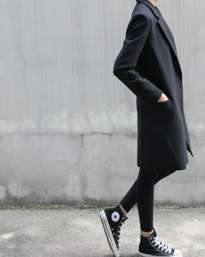 Dokler modela Coat Ženske črne baseball čevlji ekstravagantno kombinacijo Street Fashion