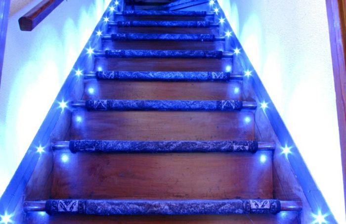 oświetlenie led schodów-niebiesko-light-pojawiać super