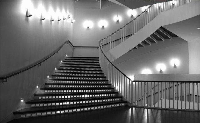 oświetlenie led schodów-szaro-wnętrza-super-design