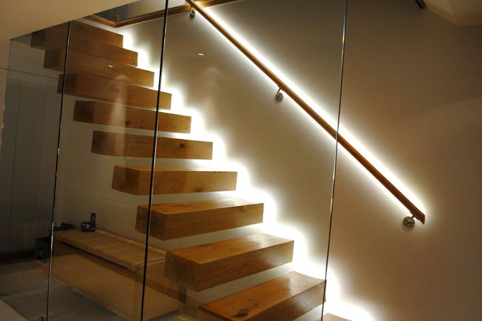 oświetlenie led schodów-bardzo-proste wnętrze