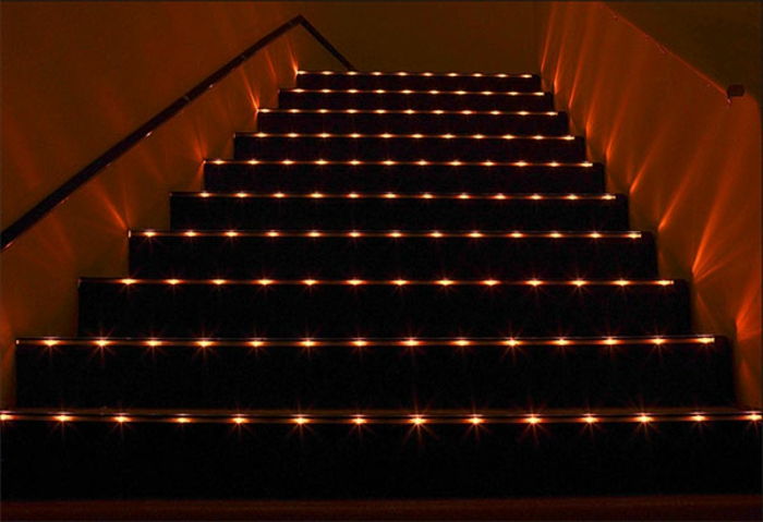 doprowadziły oświetlenie schodów Warm-design super atmosfera