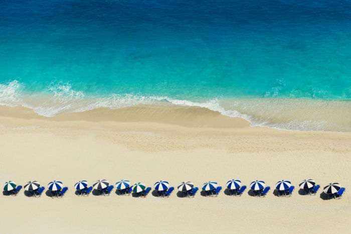 Parasole na plaży Egremni w Lefkadzie Najpiękniejsze plaże w Europie