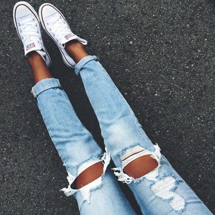 casual jeans dilaniato e scarpe bianche-atletica