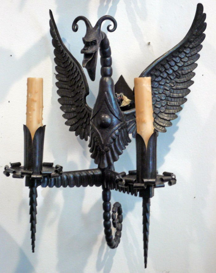 dekorativni kovinski lestenec v grafitni barvi za dve sveči z mitskim bitjem