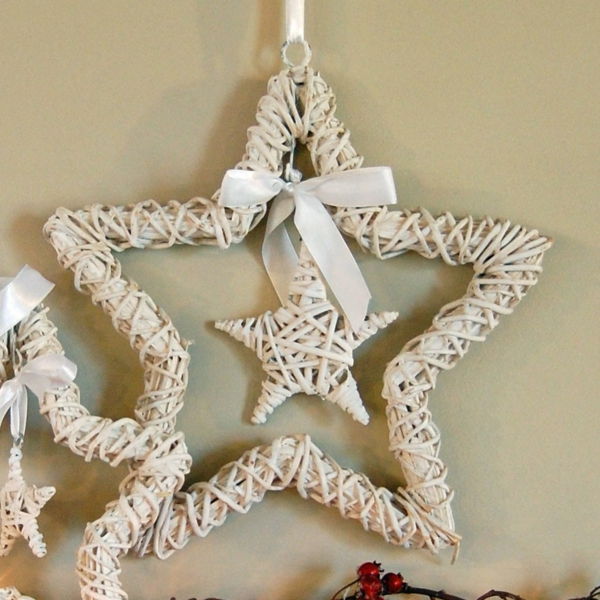 białe świąteczne dekoracje - dwie ciekawe gwiazdy i kokarda w białym kolorze