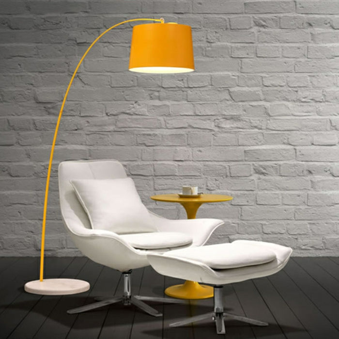 däck-stol-in-vit-och-attraktiva-båglampor