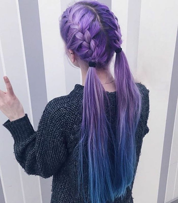 Riktigt långt lila hår med blåa tips, frisyr med två holländska pigtails på sidan av huvudet, bunden med två svarta band, grå tröja med vita trådar