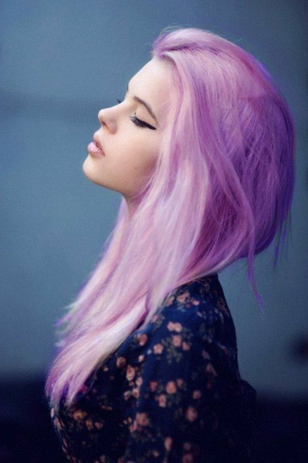 vijolični lasje edinstven videz - sivo ozadje