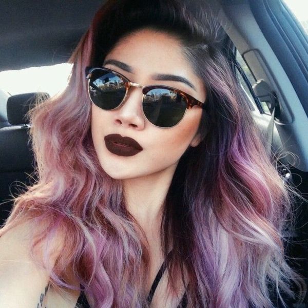 vijolična lasje-ženska-z-velikimi sončnimi očali - v avtu