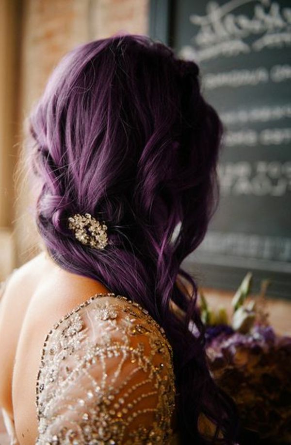 vijolično-lasje-veličasten videz - fotografija posneta od zadaj
