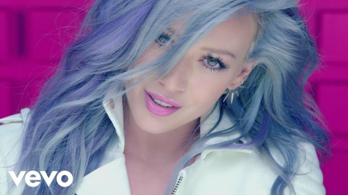 Hilary Duff s purpurovými vlasmi, purpurovými perami, prírodným make-upom očí, bielym oblečením
