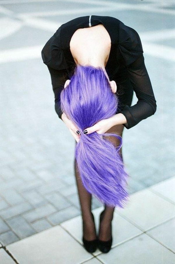 vijolično-lasje-zanimivo-sliko - dekle