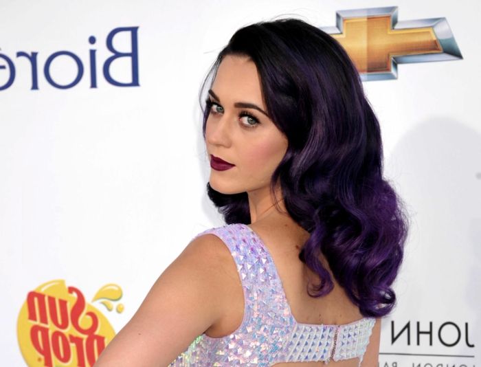 Katy Perry con capelli viola scuro, trucco per occhi naturali, rossetto bordeaux, rouge color pesca