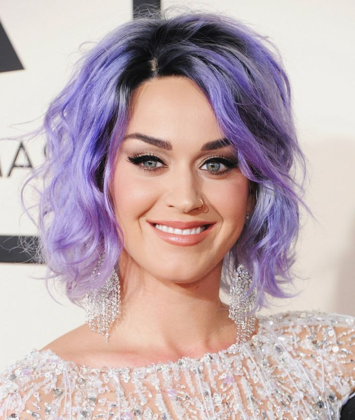 fialové vlasy, bob účes, pútavé náušnice, broskyňová rúž, čierna riasenka a očné linky, Katy Perry