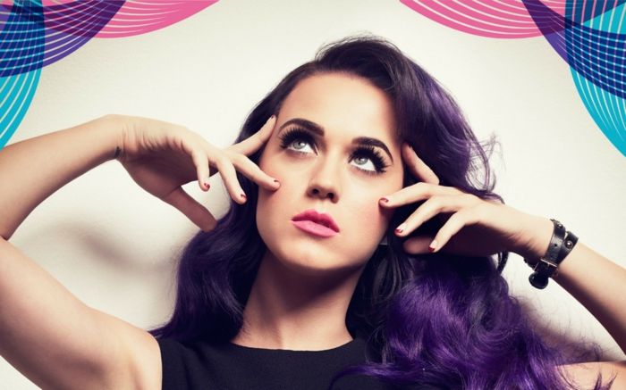 Katy Perry: attraente e radiosa come sempre, capelli viola scuro, labbra rosa, mascara nera