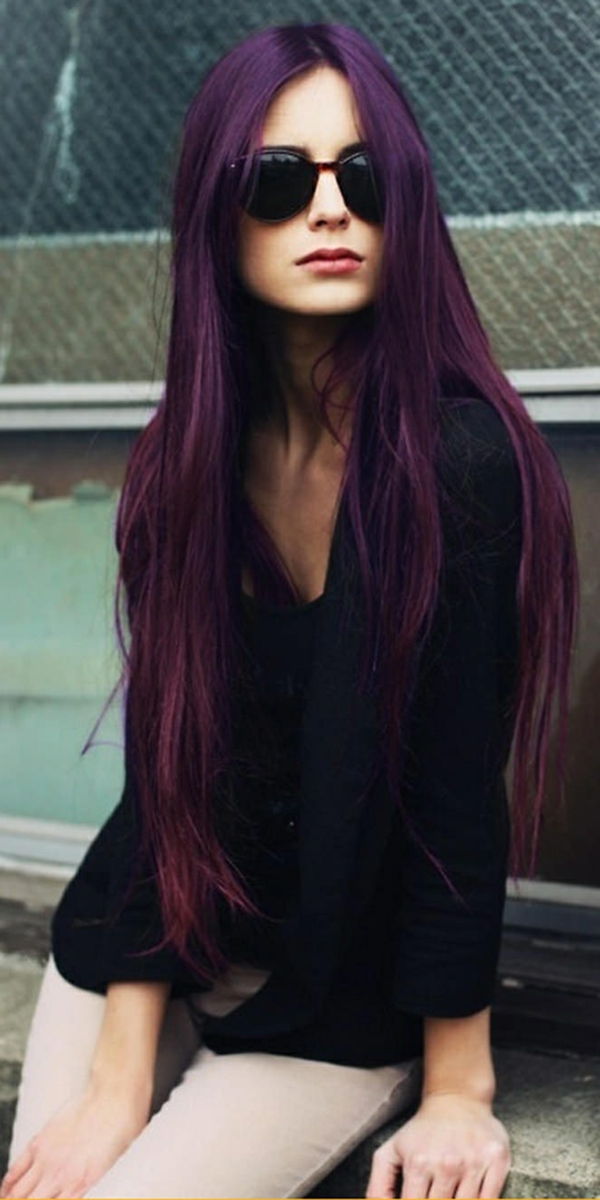 vijolična lasje-dekle-z-daljšo gladko frizuro - črne očal