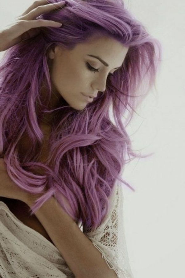 vijolično-lase-super-zanimivo-videti-ženska