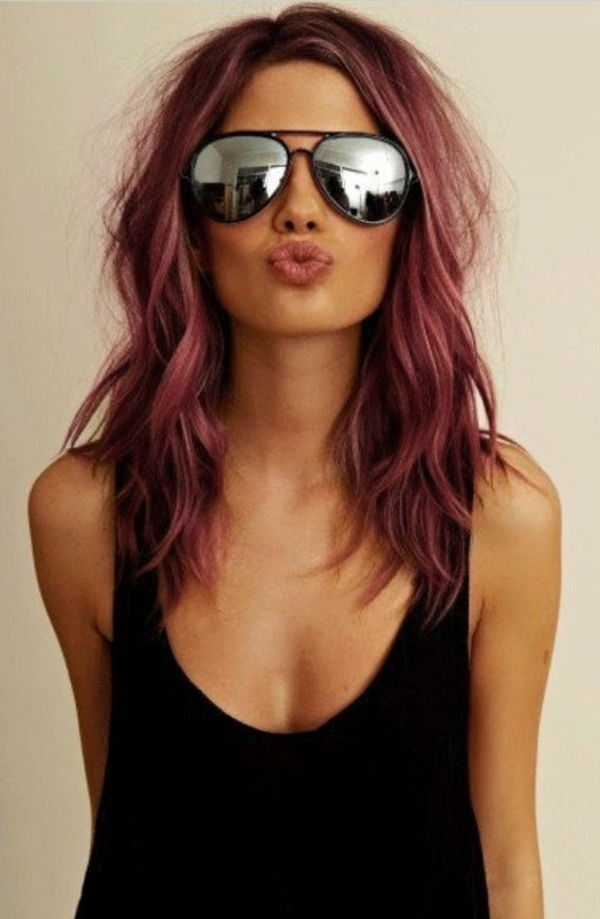 vijolična lasje-sijajne-ženska-s-sončna očala - belo ozadje