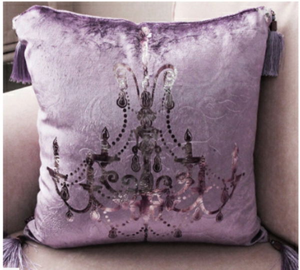 violetine pagalviu su dekoracijomis ant sofos su ornamentais