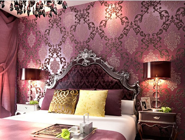 purple-wallpaper-barokke slaapkamer