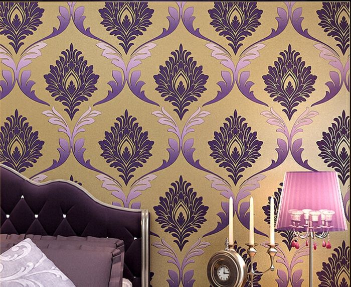 purple-wallpaper-a-roze-lamp-next-the-bedden
