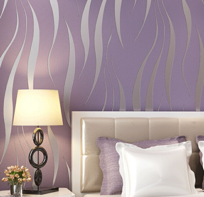 purple-wallpaper-lamp-next-the-bedden