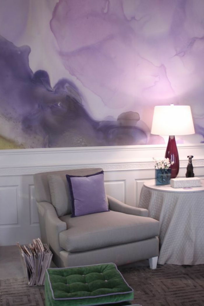purple-wallpaper-paars-chair-and-lamp