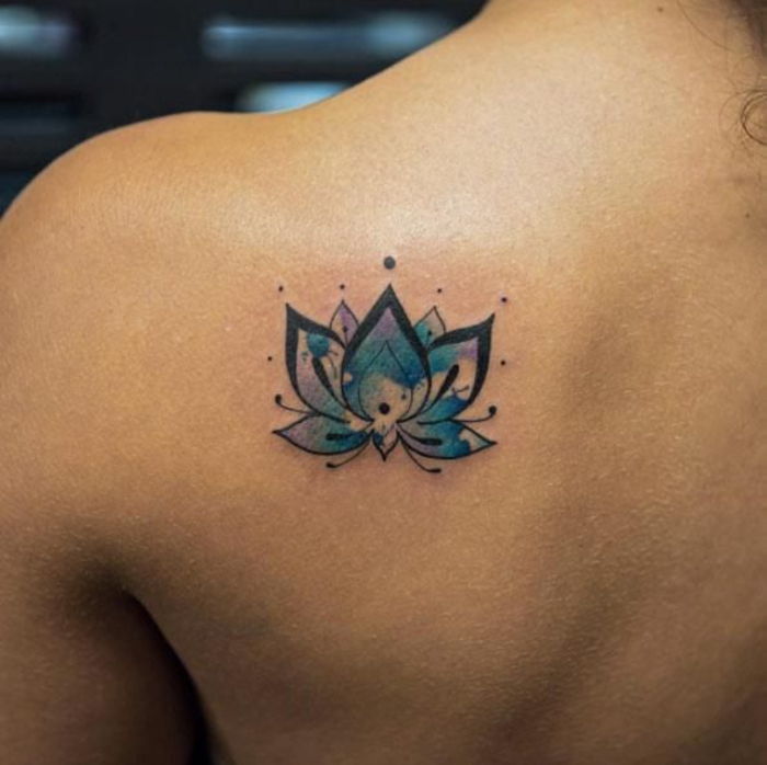 färgad tatuering för kvinnor, lotus, lila, blå och svart, idéer för tillbaka tatueringar