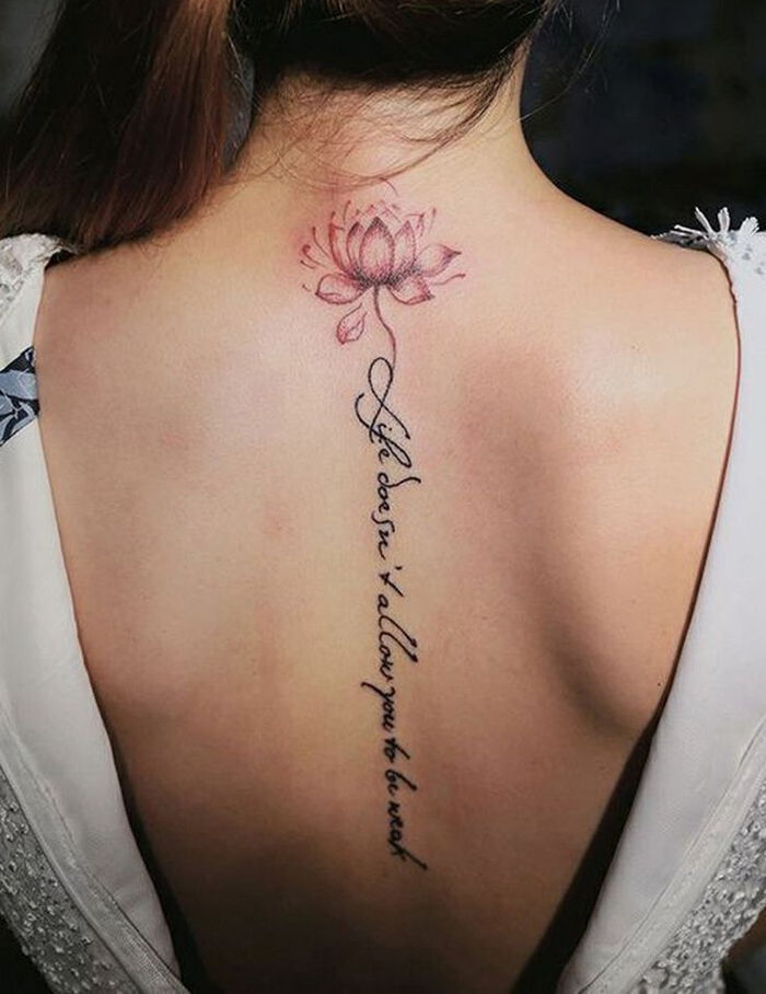 röd lotus och handstil, vacker tatuering på baksidan, kvinnliga tatuering idéer